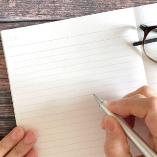 終活チェックのチェックと眼鏡