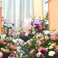 祭壇の横に整然と並べられた生花スタンド