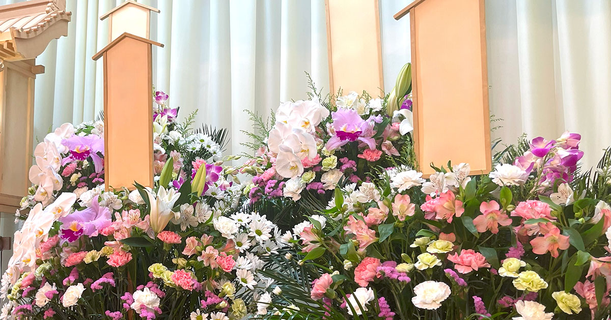 祭壇の横に整然と並べられた生花スタンド
