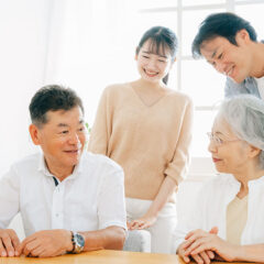 家族がテーブルで話し合っている様子