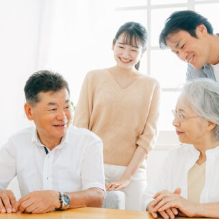 家族がテーブルで話し合っている様子