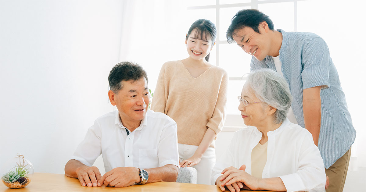 家族がテーブルで話し合っている様子