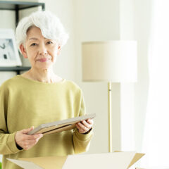 遺品整理をする老婦人の様子