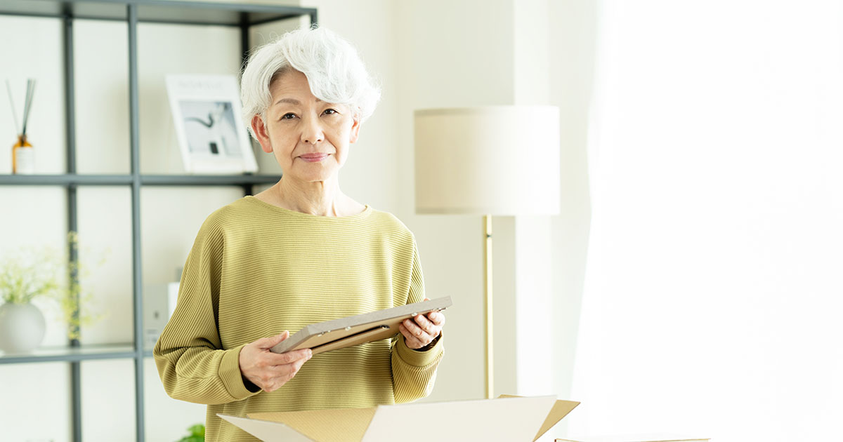 遺品整理をする老婦人の様子