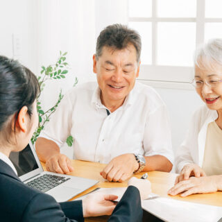 通夜と葬儀の違いについて説明を受ける老夫婦