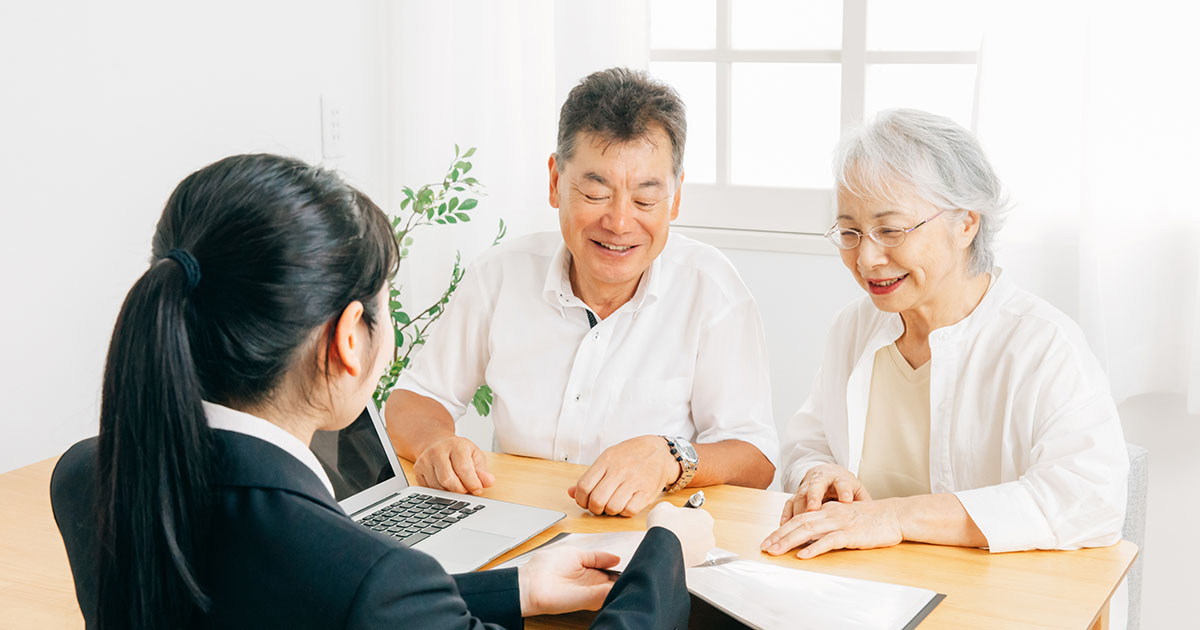 通夜と葬儀の違いについて説明を受ける老夫婦
